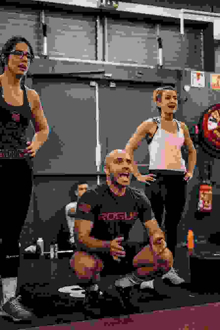 Entuziaști de fitness se bucură de o sesiune de antrenament în grup