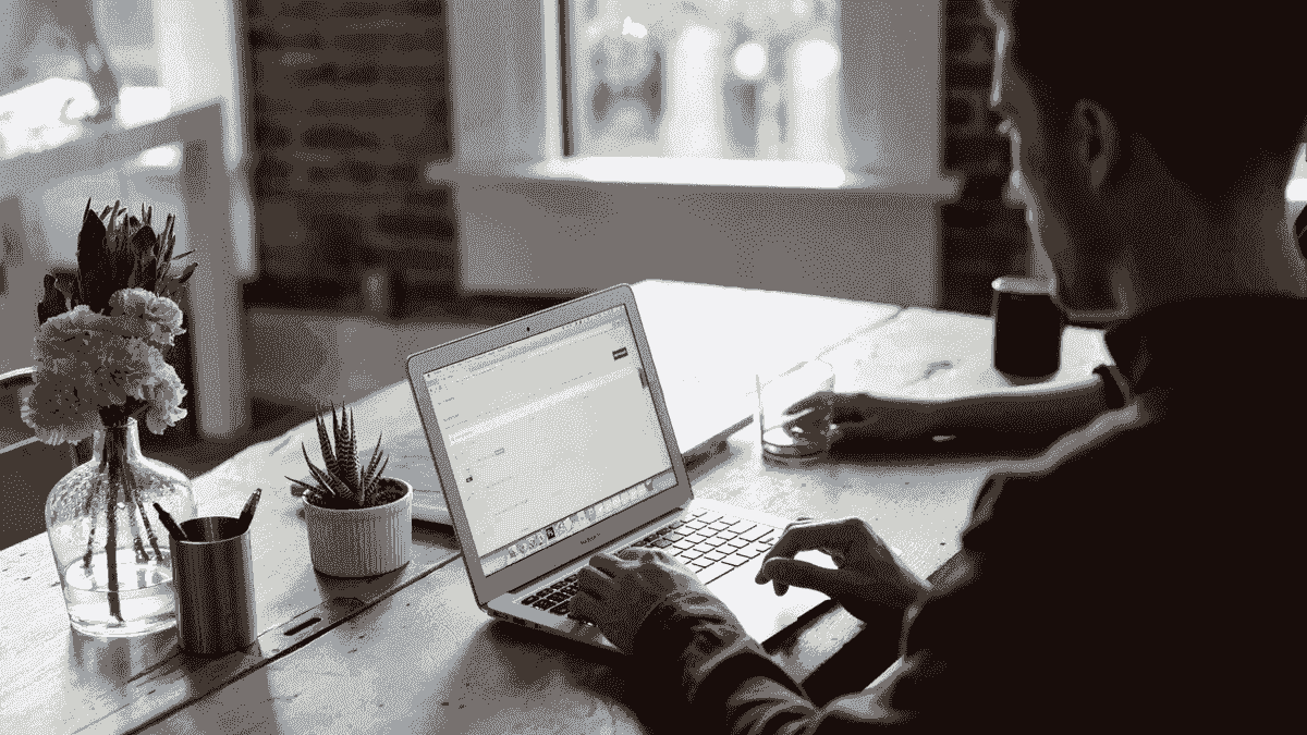 Bootstrapping la Strikingly