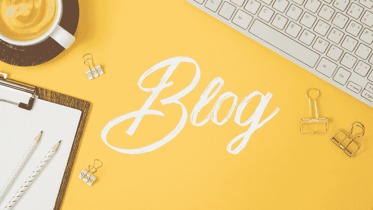 Blogtekst geschreven bovenop een gele werkplek