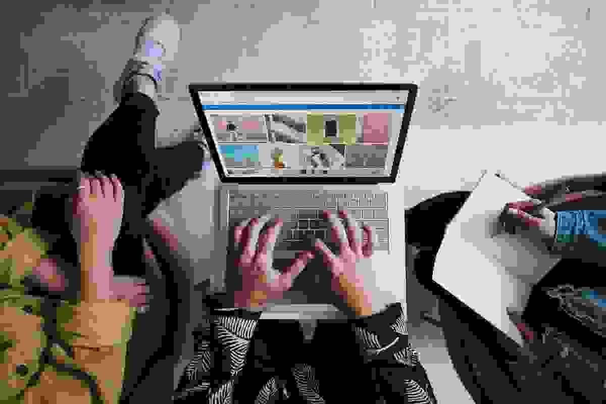 Lakukan promosi silang dengan blogger yang memiliki pemikiran yang sama untuk menjangkau audiens baru dan menarik lebih banyak pembaca blog