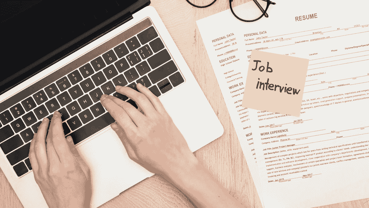En el competitivo mercado laboral actual, tener un sitio web de currículum se ha vuelto esencial para los buscadores de empleo. Te permite mostrar tus habilidades, experiencia y logros en un formato visualmente atractivo y fácilmente accesible. Con el poder de una primera impresión, puedes hacer que tu currículum destaque en línea y aumentar tus posibilidades de conseguir el trabajo de tus sueños. Presentamos Strikingly, el constructor de sitios web más rápido y fácil para sitios web de currículum. Con su interfaz fácil de usar y herramientas de arrastrar y soltar, puedes crear un currículum web profesional rápidamente. Ya seas diseñador, desarrollador o comercializador, Strikingly ofrece una amplia gama de plantillas para adaptarse a tu estilo personal y ayudarte a causar una impresión inolvidable. Sitio web de currículum En la era digital actual, los reclutadores y empleadores a menudo buscan candidatos en línea antes de tomar decisiones de contratación. Tener un sitio web de currículum dedicado no solo muestra tus habilidades y calificaciones, sino que también demuestra tu conocimiento tecnológico y profesionalismo. Te permite ir más allá de las limitaciones de los currículums tradicionales al incorporar elementos multimedia como imágenes, videos e infografías para mostrar tu trabajo. El poder de una primera impresión: Haz que tu currículum se destaque en línea Con cientos de solicitantes compitiendo por el mismo puesto, es crucial causar una impresión duradera desde el principio. Tu currículum en línea sirve como una oportunidad para cautivar a los posibles empleadores con un diseño llamativo que refleje tu marca personal. Al personalizar fuentes, esquemas de color y diseños que resuenen con tu industria o campo de especialización, puedes crear un sitio web visualmente atractivo que te diferencie de la competencia. Presentando Strikingly: El creador de sitios web más rápido y fácil para currículums Strikingly es un cambio de juego cuando se trata de construir sitios web de currículums. Su interfaz intuitiva y sus herramientas de arrastrar y soltar lo hacen accesible tanto para personas con conocimientos tecnológicos como para aquellos con poca o ninguna experiencia en codificación. Con una amplia gama de plantillas diseñadas específicamente para sitios web de currículums, puedes encontrar fácilmente una que se adapte a tu estilo personal y aspiraciones profesionales. Strikingly elimina las complicaciones de la construcción de sitios web, permitiéndote enfocarte en crear contenido convincente que impresionará a los posibles empleadores. Ahora que hemos cubierto la importancia de tener un sitio web de currículum, profundicemos en cómo puedes comenzar con Strikingly y crear una presencia en línea impresionante que maximice tus oportunidades de empleo. Crea un sitio web de currículum #1: Empezando con Strikingly  Programa de inicio de Strikingly - Podemos construir tu sitio web de currículum para ti Para crear un sitio web de currículum impresionante, necesitas comenzar con Strikingly. Esta plataforma fácil de usar te guiará a través del proceso de construir tu currículum web paso a paso. Regístrate para obtener una Cuenta de Strikingly Primero, ve al sitio web de Strikingly y regístrate para obtener una cuenta. Es un proceso rápido y fácil que solo toma unos minutos. Una vez que te hayas registrado, tendrás acceso a todas las herramientas y características necesarias para crear tu sitio web de currículum. Elige una plantilla que se adapte a tu estilo personal Strikingly ofrece una amplia gama de plantillas diseñadas profesionalmente específicamente para sitios web de currículums. Navega por las opciones disponibles y elige una que se ajuste a tu estilo personal y preferencias. Ya sea que prefieras un diseño limpio y minimalista o algo más creativo, Strikingly tiene lo que necesitas. Arrastrar y soltar Una vez que hayas seleccionado una plantilla, es hora de personalizarla según tus necesidades. Strikingly proporciona herramientas fáciles de arrastrar y soltar que te permiten agregar o eliminar secciones, reorganizar elementos y personalizar cada aspecto de tu currículum web. Puedes subir imágenes fácilmente, cambiar fuentes y colores, y agregar funciones interactivas como videos o infografías. Con estos simples pasos, estarás bien encaminado para crear un sitio web de currículum llamativo que impresionará a posibles empleadores o clientes. Crear un sitio web de currículum #2: Diseñar tu sitio web de currículum llamativo  Sitio web de currículum de perfil de Strikingly Crear un sitio web de currículum impresionante es crucial en el competitivo mercado laboral de hoy. Con Strikingly, puedes resaltar fácilmente tus habilidades y experiencia con un diseño profesional que hará que tu sitio web se destaque del resto. Resalta tus habilidades y experiencia con un diseño profesional Cuando construyas y diseñes un sitio web de currículum, es importante mostrar tus habilidades y experiencia de una manera visualmente atractiva y fácil de navegar. Con las herramientas de arrastrar y soltar de Strikingly, puedes crear un diseño que enfatice tus principales fortalezas y logros. Organiza tu contenido de manera lógica, comenzando con una breve introducción sobre ti mismo y luego enfocándote en diferentes secciones como educación, experiencia laboral y habilidades relevantes. Utiliza encabezados y subencabezados para que sea fácil para los visitantes encontrar la información que están buscando. Elige la fuente y la combinación de colores perfectas para que tu sitio web sea visualmente atractivo La apariencia visual de tu currículum en el sitio web juega un papel importante en captar la atención de posibles empleadores o clientes. Elige fuentes que sean claras y fáciles de leer, y que también reflejen tu estilo personal. Considera usar colores que se complementen bien entre sí y que estén alineados con el tono general de tu marca o industria. Una combinación de colores cohesionada puede ayudar a crear un sitio web profesional y visualmente agradable. Recuerda mantener la consistencia en todo tu sitio web usando las mismas fuentes y colores en todas las páginas. Esto le dará a tu sitio web de currículum un aspecto pulido. Incorpora elementos multimedia como imágenes, videos e infografías para mostrar tu trabajo Para realmente causar un impacto con tu sitio web de currículum, considera incorporar elementos multimedia como imágenes, videos o infografías que destaquen tus muestras de trabajo o proyectos. Incluir elementos visuales relevantes puede proporcionar a posibles empleadores o clientes una mejor comprensión de tus capacidades y experiencia. Por ejemplo, puedes mostrar capturas de pantalla de sitios web que has diseñado o incluir videos de presentaciones que has dado. Asegúrate de que los elementos multimedia que elijas sean de alta calidad y relevantes para tu campo. Deben mejorar tu contenido y ayudar a contar tu historia profesional de manera efectiva. Crea un sitio web de currículum #3: Elaboración de contenido de currículum atractivo  Editor de sitios web de currículum de Strikingly Cuando se trata de crear un sitio web de currículum, la elaboración de contenido atractivo es clave para captar la atención y destacar entre la competencia. Aquí hay algunos consejos para ayudarte a crear contenido que deje una impresión duradera en posibles empleadores o clientes. Escribe un Titular y Resumen Atractivo Que Capte la Atención Tu titular es lo primero que verán los visitantes cuando lleguen a tu sitio web de currículum, así que haz que cuente. Usa palabras fuertes y llamativas que resalten tus puntos de venta únicos y te hagan destacar entre la multitud. Por ejemplo, en lugar de simplemente decir Desarrollador Desarrollador Experimentado, prueba algo como Innovador Web Web con Pasión por la Experiencia del Usuario. Además de tu titular, incluye un resumen conciso que dé a los visitantes una visión general de quién eres y qué aportas. Resalta tus habilidades clave, experiencias y logros de una manera que atraiga a los lectores a explorar más. Muestra tu Experiencia Profesional y Logros de Manera Clara y Concisa Cuando se trata de mostrar tu experiencia profesional, manténlo claro, conciso y relevante. Usa viñetas o párrafos cortos para detallar tus roles anteriores, responsabilidades y logros. Enfócate en resultados cuantificables siempre que sea posible para demostrar el impacto que has tenido en puestos anteriores. Recuerda adaptar tu contenido al trabajo o industria específica que estás apuntando. Resalta experiencias que se alineen con los requisitos del puesto o muestra habilidades transferibles que podrían ser valiosas en diferentes contextos. Palabras Clave Relevantes Para asegurarte que tu currículum en línea sea notado por los motores de búsqueda, incorpora palabras clave relevantes a lo largo de tu contenido. Piensa en los términos que los gerentes de contratación o clientes podrían usar al buscar a alguien con tus habilidades o experiencia. Por ejemplo, si eres un diseñador web especializado en sitios de comercio electrónico, incluye palabras clave como diseño web de comercio electrónico, diseño responsivo u optimización de la interfaz de usuario estratégicamente en todo tu currículum. Esto ayudará a mejorar la visibilidad de tu sitio web y aumentará las posibilidades de ser encontrado por la audiencia adecuada. Recuerda, es esencial encontrar un equilibrio entre incorporar palabras clave y mantener un flujo natural. No satures tu contenido con palabras clave a expensas de la legibilidad o la experiencia del usuario. Crear un Sitio Web de Currículum #4: Mostrando tu Portafolio y Muestras de Trabajo  Imagen tomada de un sitio web de un usuario de Strikingly - Dan Makoski Crear una sección dedicada a mostrar tus mejores proyectos y muestras de trabajo es crucial al construir un sitio web de currículum. Esto permite que los posibles empleadores o clientes vean la calidad de tu trabajo y comprendan mejor tus habilidades y experiencia. Para mostrar de manera efectiva tu portafolio y muestras de trabajo, considera organizarlos de una manera visualmente atractiva. Usa miniaturas o imágenes para representar cada proyecto, facilitando la navegación de los visitantes por tu portafolio. Incluye descripciones para cada proyecto, destacando los objetivos, desafíos enfrentados y las soluciones que proporcionaste. Esto dará a los espectadores una idea de tus habilidades para resolver problemas. Además de las descripciones, incluye enlaces que dirijan a los visitantes a los proyectos o muestras de trabajo. Esto les permite explorar más a fondo y ver tu trabajo en acción. Al proporcionar acceso directo, demuestras transparencia y facilitas la evaluación de tus capacidades por parte de los posibles empleadores o clientes. Otra manera efectiva de mejorar la credibilidad es incorporando testimonios y recomendaciones de clientes o empleadores anteriores. Estas reseñas positivas proporcionan pruebas sociales de tus habilidades y profesionalismo. Incluir fragmentos de comentarios o respaldos puede infundir confianza en los visitantes al ver una validación real de tus capacidades. Al crear una sección dedicada para mostrar tu portafolio y muestras de trabajo en tu sitio web de currículum, permites que los posibles empleadores o clientes evalúen de primera mano la calidad de tu trabajo. Esto no solo destaca tus habilidades, sino que también demuestra que has completado proyectos en el pasado. Crear un Sitio Web de Currículum #5: Optimización de Tu Sitio Web de Currículum para Motores de Búsqueda  Imagen tomada del sitio web de un usuario de Strikingly - Ashmith  Para asegurarte de que tu sitio web de currículum obtenga la visibilidad que merece, es crucial implementar SEO mejores prácticas. Al optimizar tu sitio web para motores de búsqueda, aumentas las posibilidades de que posibles empleadores o clientes te encuentren en línea. Implementa las Mejores Prácticas de SEO para Mejorar la Visibilidad de Tu Sitio Web Implementar las mejores prácticas de SEO implica varias técnicas que ayudan a los motores de búsqueda a entender y clasificar tu sitio web. Algunas estrategias clave incluyen: 1. Investigación de Palabras Clave. Realiza una investigación exhaustiva de palabras clave para identificar los términos y frases que los buscadores de empleo probablemente utilizarán al buscar candidatos con tus habilidades y cualificaciones. Incorpora estas palabras clave de manera natural en el contenido de tu sitio web. 2. Meta Tags. Presta atención a los títulos de tus páginas,descripciones meta, y encabezados. Asegúrate de que reflejen con precisión el contenido de cada página e incluyan palabras clave relevantes. 3. Estructura de URL. Optimiza la estructura de URL de tu sitio web incluyendo palabras clave descriptivas en el slug de cada página. Esto ayuda a los motores de búsqueda a entender de qué trata cada página. 4. Enlaces Internos. Crea una estructura lógica de enlaces internos dentro de tu sitio web conectando páginas relevantes entre sí mediante texto ancla que incluya palabras clave. 5. Tags ALT. Al agregar imágenes a tu sitio web de currículum, usa tags ALT descriptivos con palabras clave relevantes. Esto ayuda a los motores de búsqueda a entender qué representa la imagen. Usa Palabras Clave Relevantes En Tus Títulos De Página, Descripciones Meta Y Encabezados Para optimizar aún más tu sitio web de currículum para los motores de búsqueda, asegúrate de incorporar estratégicamente palabras clave relevantes en elementos importantes como: 1. Títulos de Página. Elabora títulos convincentes y ricos en palabras clave para cada página de tu sitio web de currículum. 2. Descripciones Meta. Escribe descripciones meta concisas pero informativas que atraigan a los usuarios a hacer clic desde las páginas de resultados de motores de búsqueda (SERPs). 3. Encabezados. Usa encabezados (H1, H2, etc.) a lo largo de tu contenido e incluye palabras clave relevantes donde sea apropiado. Al incorporar estas palabras clave específicas en estas áreas clave, aumentas la probabilidad de que los motores de búsqueda reconozcan la relevancia de tu sitio web para los buscadores de empleo. Optimiza La Velocidad De Carga Y La Adaptabilidad Móvil De Tu Sitio Web Además de la optimización de palabras clave, es importante asegurarse de que tu sitio web de currículum esté optimizado para la velocidad de carga y la adaptabilidad móvil. Estos factores juegan un papel significativo tanto en la experiencia del usuario como en el ranking de los motores de búsqueda. 1. Velocidad de Carga. Optimiza la velocidad de carga de tu sitio web comprimiendo imágenes, minimizando código y utilizando técnicas de almacenamiento en caché. Un sitio web que carga rápidamente mejora la experiencia del usuario y reduce las tasas de rebote. 2. Adaptabilidad Móvil. Con un número creciente de usuarios accediendo a internet a través de dispositivos móviles, tu currículum en línea debe ser amigable para móviles. Asegúrate de que tu diseño se adapte sin problemas a diferentes tamaños de pantalla y resoluciones. Al priorizar la velocidad de carga y la adaptabilidad móvil, no solo mejoras la experiencia del usuario, sino que también aumentas las posibilidades de que los motores de búsqueda favorezcan tu sitio web en sus clasificaciones. Recuerda, optimizar tu sitio web de currículum para los motores de búsqueda requiere esfuerzo y monitoreo continuo. Mantente al día con las tendencias de SEO y sigue refinando tus estrategias para asegurar la máxima visibilidad en línea. Crea un sitio web de currículum #6: Integración de herramientas de redes sociales y networking  Sitio web de Strikingly con sección de redes sociales En la era digital actual, los buscadores de empleo deben tener una fuerte presencia en línea. Al integrar herramientas de redes sociales y networking en tu sitio web de currículum, puedes mejorar tu imagen profesional y conectarte con posibles empleadores o clientes. Agrega íconos de redes sociales para incentivar a los visitantes a conectarse contigo en diversas plataformas Para facilitar que los visitantes se conecten contigo, considera agregar íconos de redes sociales a tu sitio web de currículum. Estos íconos pueden enlazar directamente a tus perfiles en LinkedIn, Twitter o Instagram. Al mostrar tu presencia activa en estas plataformas, puedes demostrar tu participación en conversaciones de la industria y destacar logros o proyectos relevantes. Utiliza la integración de LinkedIn para mostrar tu perfil profesional y recomendaciones LinkedIn es una poderosa herramienta de networking para profesionales, y su integración en tu sitio web de currículum puede añadir credibilidad a tu presencia en línea. Al incrustar un widget de LinkedIn o enlazar directamente a tu perfil, puedes mostrar tu experiencia profesional, habilidades y recomendaciones de colegas o clientes. Esta integración permite a posibles empleadores o clientes acceder fácilmente a información más detallada sobre tus cualificaciones. Incluye información de contacto y un formulario de contacto para que posibles empleadores o clientes puedan comunicarse Facilita que posibles empleadores o clientes se comuniquen contigo incluyendo información de contacto clara en tu sitio web de currículum. Esto debe incluir detalles como tu dirección de correo electrónico y número de teléfono. Además, considera añadir un formulario de contacto que permita a los visitantes enviarte mensajes directamente a través del sitio web. Esto no solo proporciona una forma conveniente para que las personas se pongan en contacto, sino que también añade un toque profesional a tu presencia en línea. Crea un currículum impresionante con Strikingly hoy mismo  Sitio web de currículum de Melissa.Art de Strikingly Crear un impresionante sitio web de currículum con Strikingly puede ayudarte a destacarte entre la multitud y maximizar tus oportunidades laborales. Con el poder de una primera impresión, tener un currículum web te permite mostrar tus habilidades y experiencia de una manera visualmente atractiva. Al usar Strikingly, el creador de sitios web para currículums más rápido y fácil, puedes comenzar fácilmente registrándote para obtener una cuenta y eligiendo una plantilla que se adapte a tu estilo personal. Con herramientas de arrastrar y soltar fáciles, personalizar tu sitio web de currículum se vuelve muy sencillo. Diseñar tu llamativo sitio web de currículum es esencial para captar la atención de posibles empleadores. Destacar tus habilidades y experiencia con un diseño profesional, elegir la fuente y paleta de colores perfectas, e incorporar elementos multimedia como imágenes, videos e infografías hará que tu sitio web sea visualmente atractivo. Crear un contenido de currículum convincente es crucial para causar un impacto en los visitantes. Escribir un titular y resumen atrayentes que capten la atención, mostrar tu experiencia profesional y logros de manera clara y concisa, e incluir palabras clave relevantes a lo largo optimizará tu sitio web para los motores de búsqueda. Mostrar tu portafolio y ejemplos de trabajo es otro aspecto importante de la creación de un exitoso sitio web de currículum. Crear una sección dedicada para mostrar tus mejores proyectos y ejemplos de trabajo, incluyendo descripciones y enlaces para demostrar tus habilidades y experiencia, así como incorporar testimonios de clientes o empleadores anteriores, mejorará aún más tu credibilidad. Optimizar tu sitio web de currículum para los motores de búsqueda es esencial para mejorar su visibilidad. Implementar las mejores prácticas de SEO, como el uso de palabras clave relevantes en los títulos de las páginas, las meta descripciones, los encabezados, optimizar la velocidad de carga y asegurar la capacidad de respuesta móvil, ayudará a que los posibles empleadores te encuentren más fácilmente. Integrar herramientas de redes sociales y networking en tu sitio web de currículum es otra forma de mejorar su efectividad. Agregar íconos de redes sociales para animar a los visitantes a conectarse contigo en varias plataformas, utilizar la integración con LinkedIn para mostrar tu perfil profesional y recomendaciones, así como incluir información de contacto con un formulario de contacto, facilitará que los posibles empleadores o clientes se pongan en contacto contigo. Crear un impresionante sitio web de currículum con Strikingly es una excelente manera de destacar entre la multitud y maximizar tus oportunidades laborales. Al construir tu presencia profesional en línea hoy, puedes mostrar tus habilidades y experiencia de manera llamativa. No pierdas esta oportunidad de llevar tu búsqueda de trabajo al siguiente nivel.