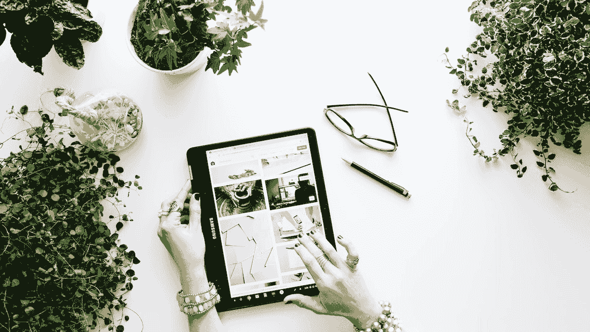 Femeia își construiește magazinul online