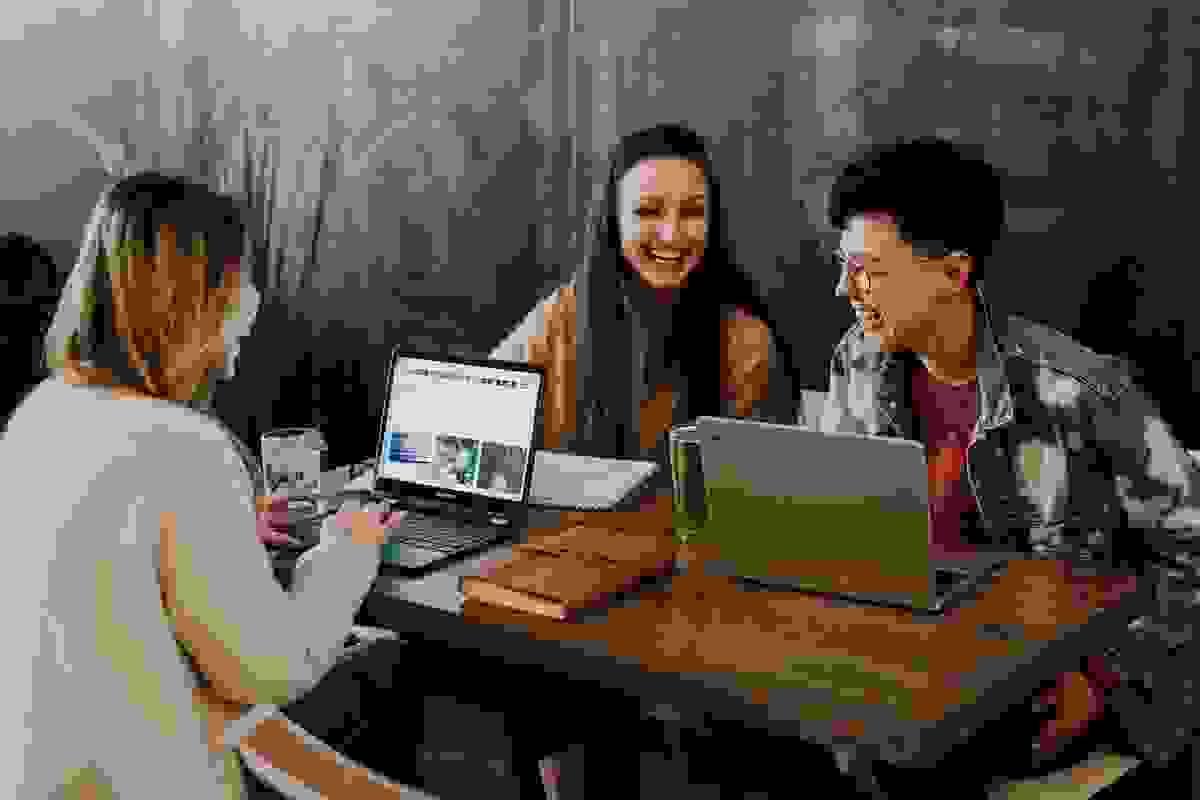 Marketing en redes sociales: colaboración con influencers y especialistas en marketing en redes sociales