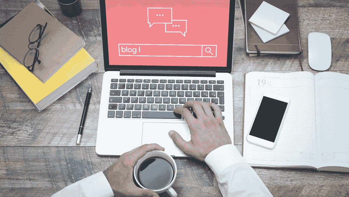 Homem escrevendo um blog enquanto toma café