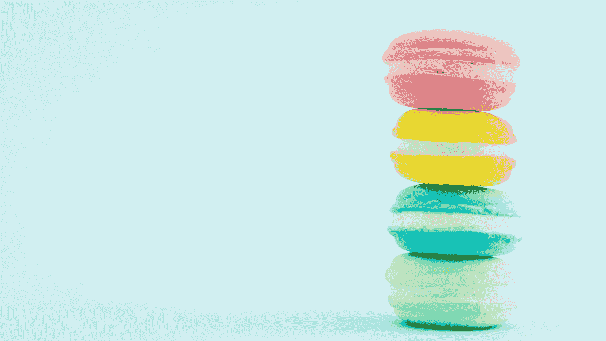 Macarons in pastelkleur op elkaar gestapeld