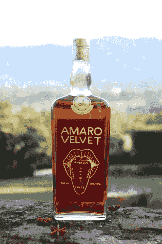 Bottiglia di Amaro Velvet Mr.Liquor, liquore artigianale toscano alle erbe Bottiglia di Amaro Velvet Mr.Liquor, liquore artigianale toscano alle erbe