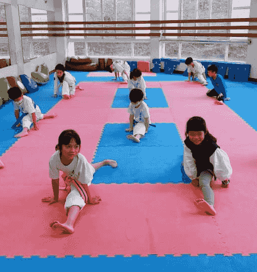 We warmly welcome children over 4 years old to experience the course, feel the fun of Taekwondo, and join our big family. Welcome try on Our course Passionate enrollment is welcome to try and experience before registering