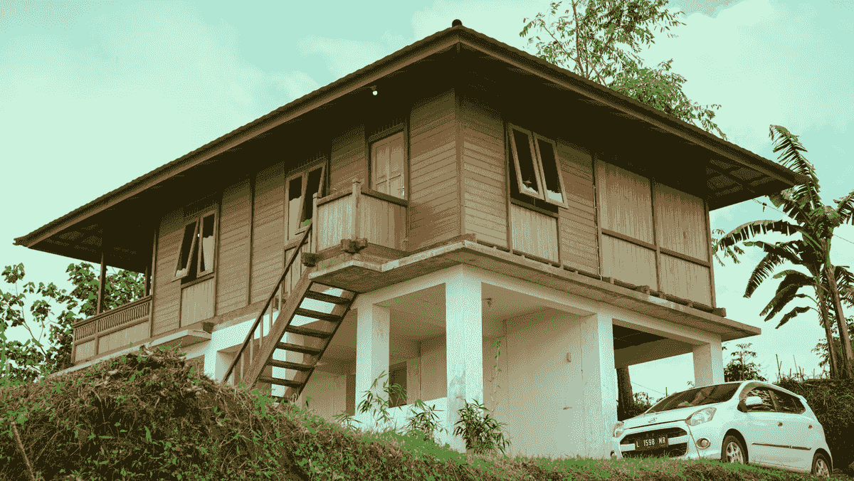 Prefab house price - Skilled workers constructing a modern modular home