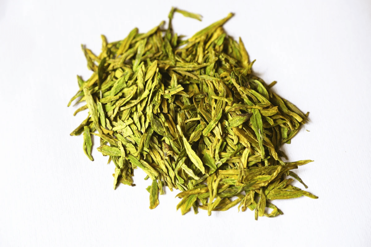 Discover the unique qualities of Longjing tea compared to other green teas. Explore differences in origin, production process, appearance, aroma, and taste. Learn why Longjing tea stands out among green teas with its rich history and distinct flavor. Perfect for tea enthusiasts and those interested in Chinese tea culture.