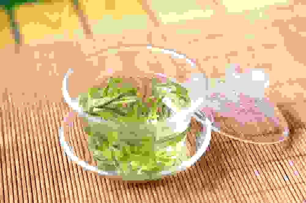 Taste the mellow and fragrant Longjing tea and appreciate the elegance of Chinese famous tea. Longjing tea is produced in Hangzhou, Zhejiang, and is renowned for its unique flat shape, emerald color, and rich aroma. Each piece of tea leaf contains the essence of nature, with a fresh and refreshing taste and a long-lasting aftertaste. Whether for tasting or giving to friends and relatives, Longjing tea is an excellent choice.