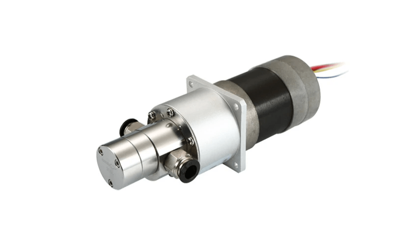 This miniature stainless steel gear pump WSF200DC2435 is designed specifically for the food filling industry, offering an efficient and durable liquid metering pump. With magnetic drive technology, it ensures no leakage risks during the transfer process while maintaining the purity of the liquid. The pump body is made of corrosion-resistant stainless steel 304/316L or Hastelloy, suitable for a wide range of temperatures and viscosities, from -10°C to 120°C, with a viscosity range of 0~1500cps.