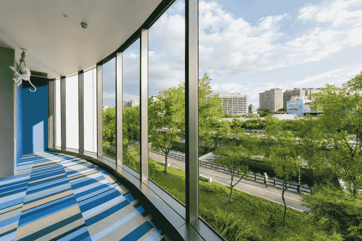 各客室階に避難経路図を掲示しています。ご到着後、客室ドア裏の避難経路と最寄りの非常口をご確認ください。 各客室階に避難経路図を掲示しています。ご到着後、客室ドア裏の避難経路と最寄りの非常口をご確認ください。