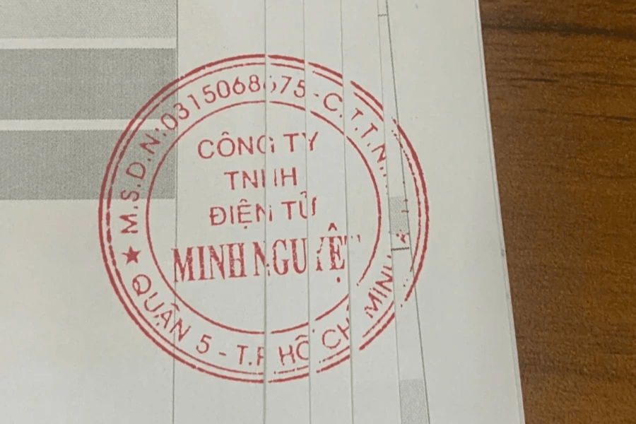 骑缝盖章 Đóng dấu giáp lai