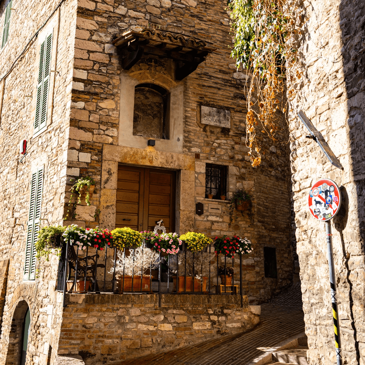 Gathering of retreaters around the table - La Lecceta