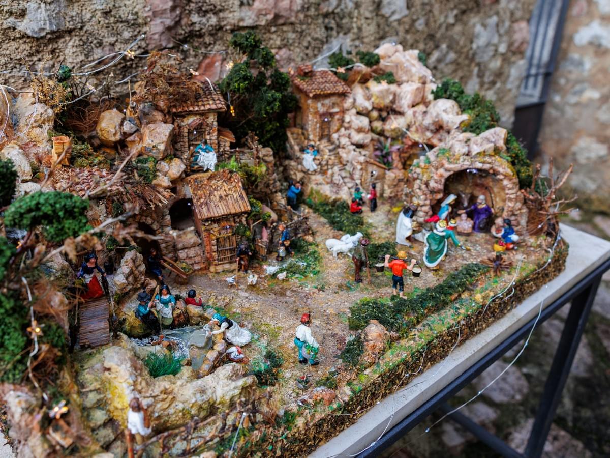 Gathering of retreaters around the table - La Lecceta