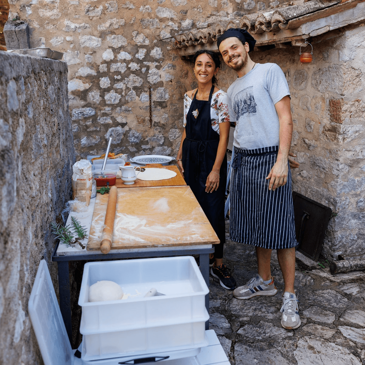 Gathering of retreaters around the table - La Lecceta