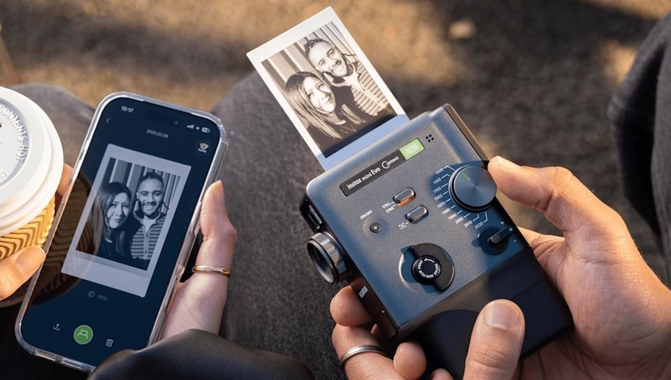 instax mini Evo Cinema, Fujifilm instax mini Evo Cinema, 富士 instax mini Evo Cinema, 拍立得推薦, 拍立得相機, 即影即有相機, instax mini 相機, 富士拍立得新機, instax 影片拍攝, instax QR code, hybrid instant camera, 富士混合式拍立得, 文青相機, 8mm 攝影機風格, 短片印相片, instax 濾鏡效果, instax mini Evo 比較, 拍立得入門, 富士相機2026, 小型相機推薦