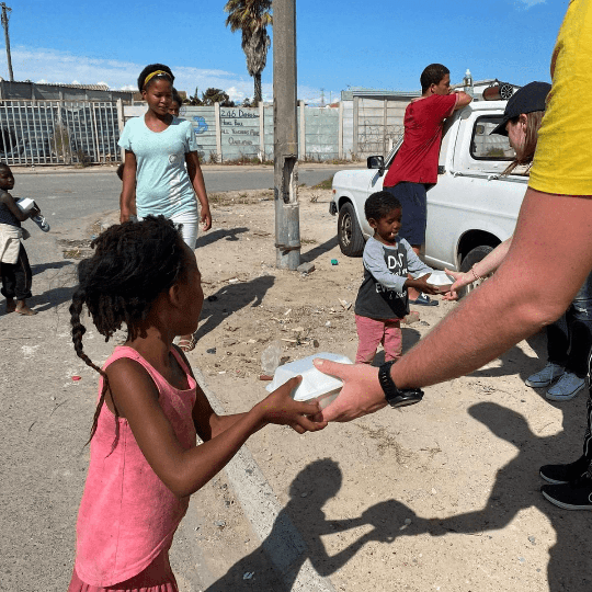 Hilfsorganisation Leute in den Slums Südafrikas Mut spenden