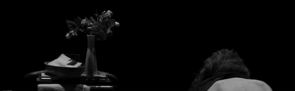 Une tête qui se relève, un dos qui s’arrondit, un regard qui se lève,une main qui tremble...     Avec «Colette-chambre 212 », la danseuse et chorégraphe Judith Desse signe une mise en scène, saluée par la critique,            ( nommée « Coup de cœur 2024 » – Le Temps, Coup de coeur 2025 du IN/OFF Avignon - Journal de La Terrasse ) en plongeant les spectateurs dans le quotidien d’une maison de retraite où s’organise une vie d’attente, de joie et de solitude.   Auparavant infirmière, Judith Desse chorégraphie la mémoire des corps qu’elle a côtoyés, nettoyés, soignés durant des années.  Sur scène, une soignante et une résidente, deux corps vulnérables recouverts d’argile, expriment la violence et la beauté de leur lien, de leur vie en chambre 212.  A travers des danses saccadées, subtiles et minimalistes, elles témoignent de la solitude et de l’extrême joie rencontrées dans ces lieux de l’au-revoir. Rythmées par la cadence des soins, des toilettes et des repas, elles n'ont d’autre choix que de danser au milieu de corps qui errent, tanguent, tombent. Nous accompagnerons ces deux corps « argilés » qui sculptent l’espace et le cendrent avant l’heure du fait du manque de moyens, et de la surcharge de travail. Leur corps élimés s’envoleront pour une dernière danse qui appelle à s ’émerveiller et rêver dans des institutions trop souvent oubliées.  Un voyage brut et poétique, parfois absurde, qui nous amène à regarder la réalité d’une maison de retraite où deux femmes font face à l’abandon d’un système.  Judith Desse a réalisé durant plusieurs années dans différents EHPAD, un travail d’enregistrement sonore pour plonger les spectateurs-trices en immersion dans la vie de nos aînés-e-s. Oscillant entre fiction et documentaire, elle livre un témoignage empli  d’humanité et de violence pour regarder autrement ces corps, sans oublier que nous serons ces corps-là demain.  « Colette-chambre 212 » rend hommage à ma grand-mère, partie trop tôt, trop vite en Ehpad à la suite d’une mauvaise prise en charge. Le décès de ma grand mère, la lecture de l’ouvrage « Les fossoyeurs » du journaliste français Victor Castanet ont ranimé en moi, une mémoire enfouie concernant le monde médical, la prise en charge, le soin des personnes âgées, et ont fait ressurgir un vécu mis de côté au profit du monde artistique. La nécessité de raconter, danser ce que j’ai vécu, vu et entendu m’a paru évident, nécessaire pour raviver la mémoire de nos aînés-es » Judith Desse    DANSER AU MILIEU DU CHAOS, AU COEUR DE LA SOLITUDE ET DE L'EXTRÊME JOIE DONT TÉMOIGNENT CES LIEUX DE L'AUREVOIR   Judith Desse a réalisé durant plusieurs années dans différents EHPAD, un travail d'enregistrement sonorepourplonger les spectateurs-trices en immersion dans la vie de nos aînés-e-s. Oscillant entre fiction et documentaire, elle livre un témoignage empli d'humanité et de violence pour regarder autrement ces corps, sans oublier que nous serons ces corps -là demain. 