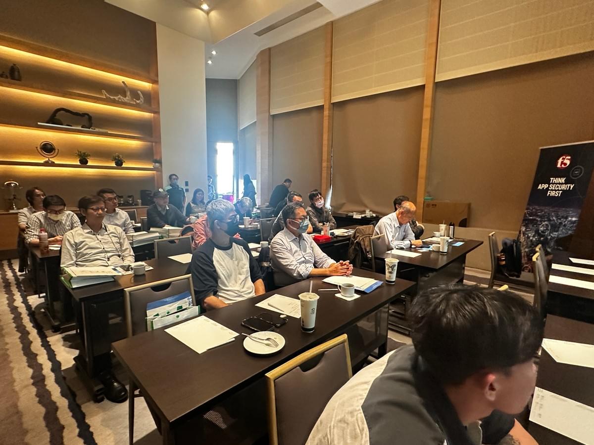 現場座無虛席，與會者專注聆聽各項主題簡報，氣氛熱烈