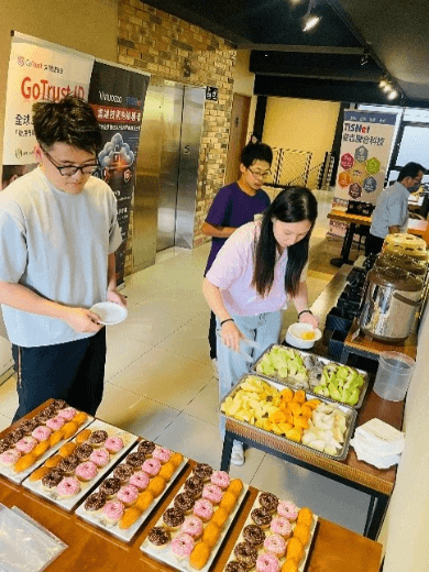 與會來賓於茶敘時間持續交流企業資安議題，分享各自面臨的管理需求與實務挑戰