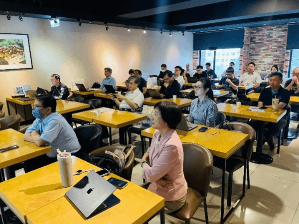 講者與現場來賓進行 Q&A 交流，深入探討企業資安合規與 IT 營運的實務問題。