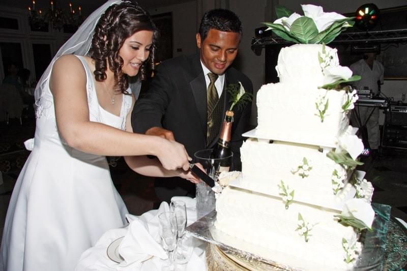 Indianapolis wedding picture of couple cutting the cake