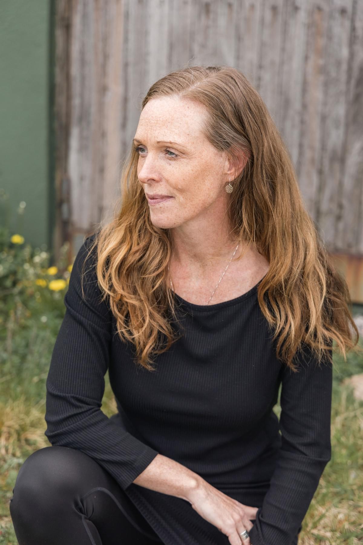 Rebecca Hedberg, coach inom självledarskap och inre utveckling, vid havet – symbol för klarhet och hållbar förändring.”