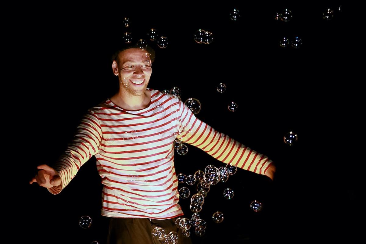 Compagnie Sans gravité_Prélude pour un poisson rouge_spectacle jeune public_4 ans_magie nouvelle_violoncelle_humour_avec Jérémy PHILIPPEAU