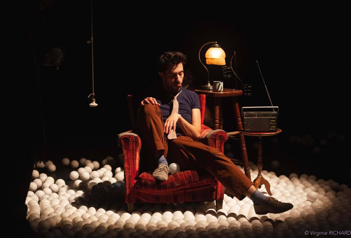 Compagnie Sans gravité_Deluge_spectacle tout public_magie nouvelle_humour_balles volantes_jonglage inversé_avec Nicolas Rey