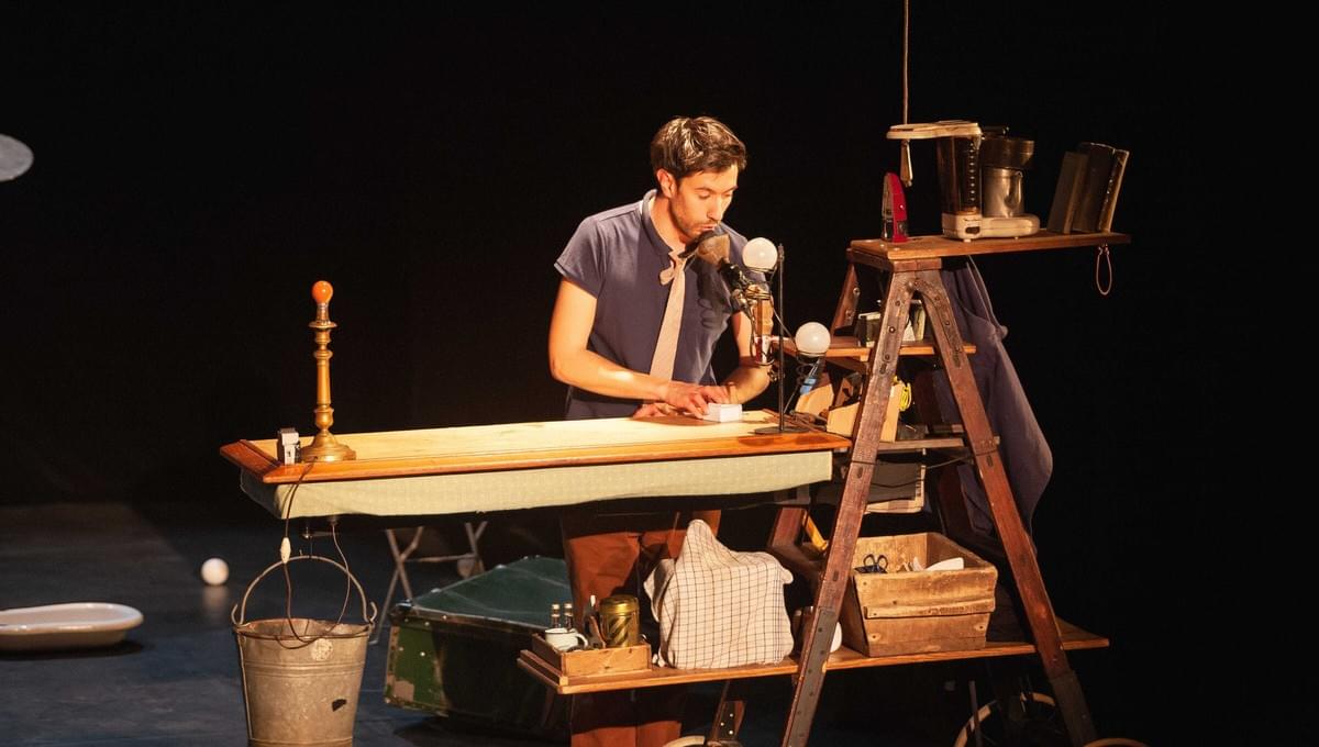 Compagnie Sans gravité_Deluge_spectacle tout public_magie nouvelle_humour_balles volantes_jonglage inversé_avec Nicolas Rey