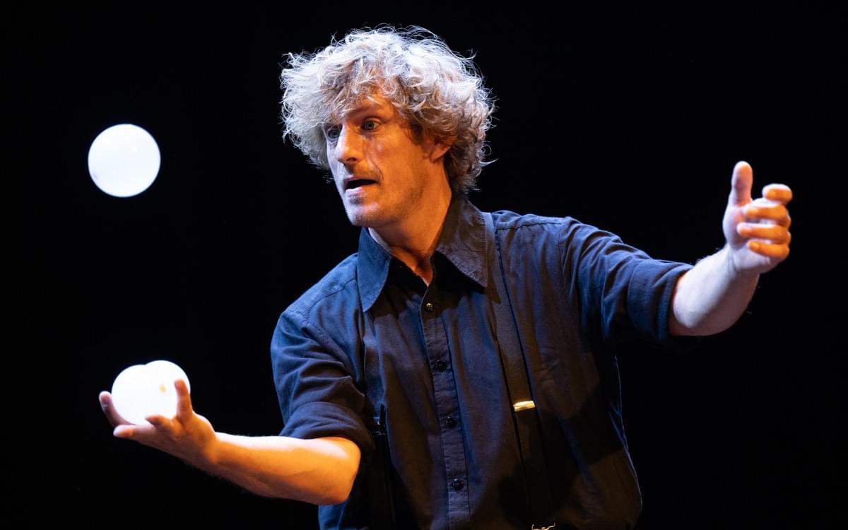 Compagnie Sans gravité_Apesanteur_numero tout public_magie nouvelle_humour_balles volantes_jonglage inversé_avec Rémi LASVENES_Primé au festival mondial du cirque de demain