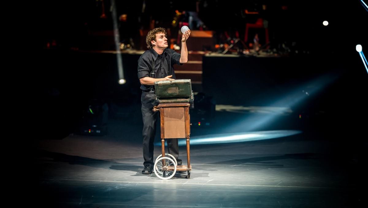 Compagnie Sans gravité_Apesanteur_numero tout public_magie nouvelle_humour_balles volantes_jonglage inversé_avec Rémi LASVENES_Primé au festival mondial du cirque de demain