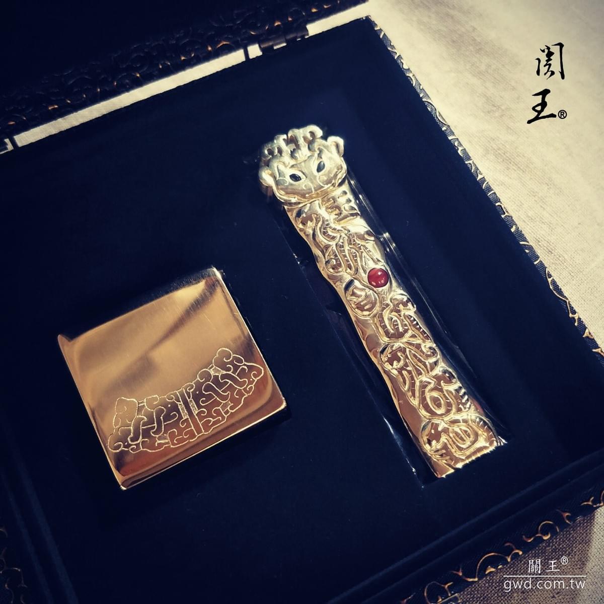 九龍浮雕銅玉旨，劉府千歲九龍玉旨，玉爺千歲玉旨，玉皇大帝玉旨，玉旨訂做，雕刻龍令牌立式，玉旨令，玉旨牌，玉旨匾，雕刻龍令牌，尺三３龍玉旨，大型玉旨訂做，定製金龍玉旨，符令令牌，客製玉旨，玉旨奏板，宮廟令牌訂製，令牌雕刻，道旨，懿旨，佛旨，聖旨訂做