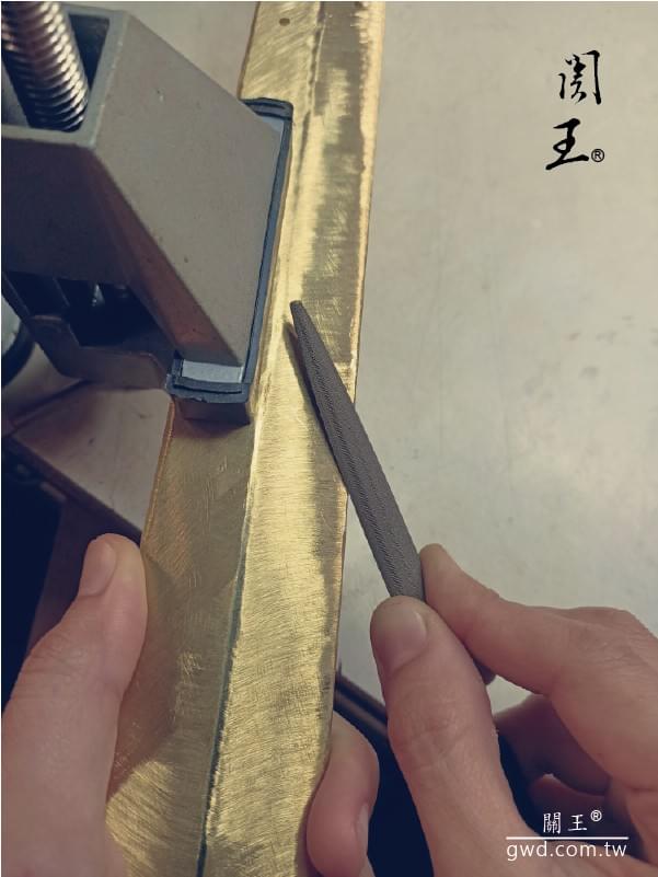 戰國龍紋銅劍浮雕、博物館銅器創作、九天玄女娘娘法器、神像拂塵訂做、古代軟兵器拂塵、王母娘娘拂塵、九天玄女娘娘雙寶劍、手工訂做神明七星劍、神像刀劍、神像雕刻社、神像法器訂做、神明尚方寶劍