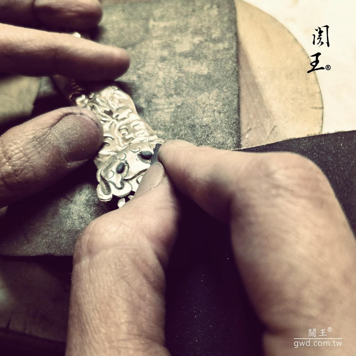 九龍浮雕銅玉旨，劉府千歲九龍玉旨，玉爺千歲玉旨，玉皇大帝玉旨，玉旨訂做，雕刻龍令牌立式，玉旨令，玉旨牌，玉旨匾，雕刻龍令牌，尺三３龍玉旨，大型玉旨訂做，定製金龍玉旨，符令令牌，客製玉旨，玉旨奏板，宮廟令牌訂製，令牌雕刻，道旨，懿旨，佛旨，聖旨訂做