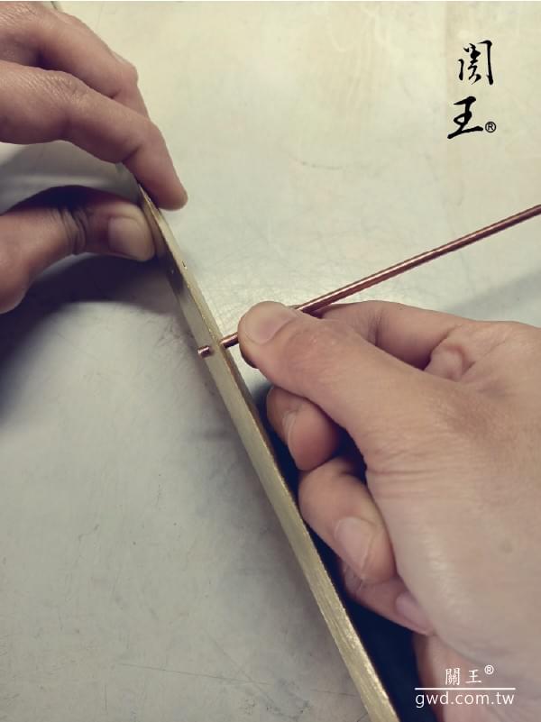 戰國龍紋銅劍浮雕、博物館銅器創作、九天玄女娘娘法器、神像拂塵訂做、古代軟兵器拂塵、王母娘娘拂塵、九天玄女娘娘雙寶劍、手工訂做神明七星劍、神像刀劍、神像雕刻社、神像法器訂做、神明尚方寶劍