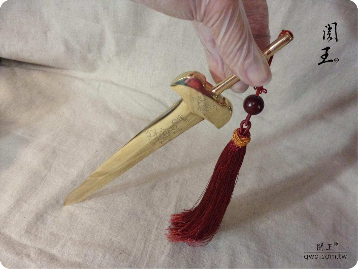 神仙龍鳳銅劍、博物館銅器創作、九天玄女娘娘法器、神像拂塵訂做、古代軟兵器拂塵、王母娘娘拂塵、九天玄女娘娘雙寶劍、手工訂做神明七星劍、神像刀劍、神像雕刻社、尚方寶劍