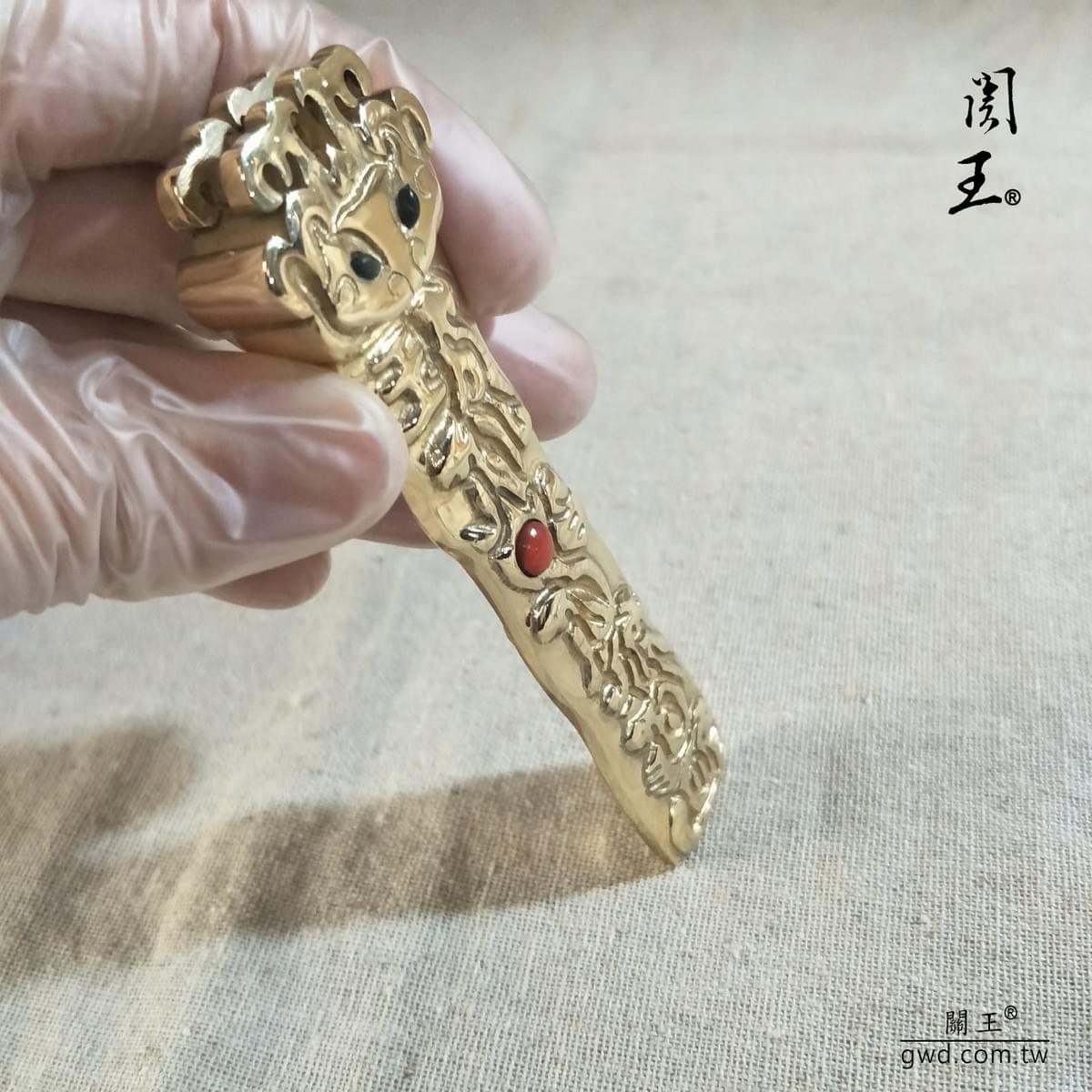 九龍浮雕銅玉旨，劉府千歲九龍玉旨，玉爺千歲玉旨，玉皇大帝玉旨，玉旨訂做，雕刻龍令牌立式，玉旨令，玉旨牌，玉旨匾，雕刻龍令牌，尺三３龍玉旨，大型玉旨訂做，定製金龍玉旨，符令令牌，客製玉旨，玉旨奏板，宮廟令牌訂製，令牌雕刻，道旨，懿旨，佛旨，聖旨訂做