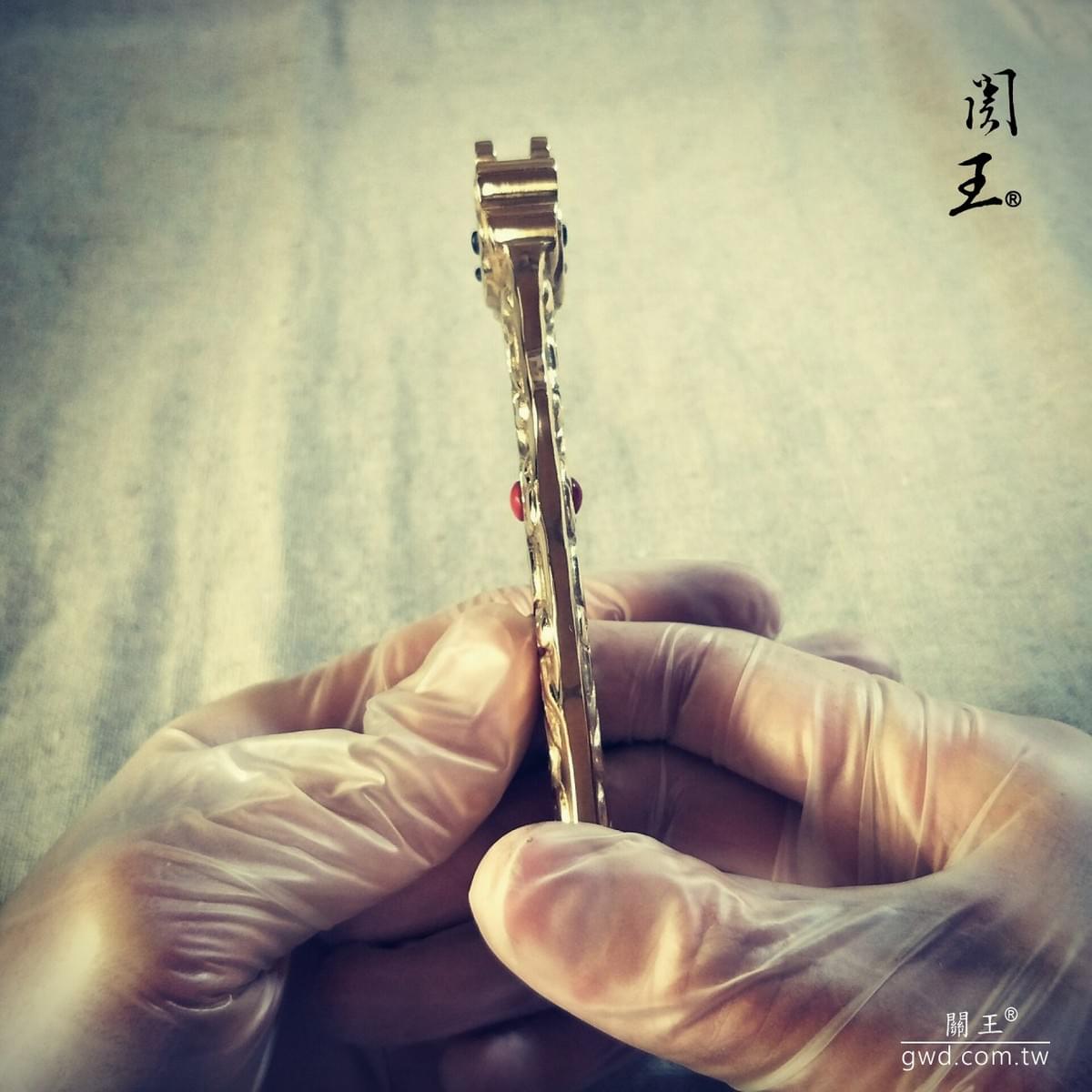 九龍浮雕銅玉旨，劉府千歲九龍玉旨，玉爺千歲玉旨，玉皇大帝玉旨，玉旨訂做，雕刻龍令牌立式，玉旨令，玉旨牌，玉旨匾，雕刻龍令牌，尺三３龍玉旨，大型玉旨訂做，定製金龍玉旨，符令令牌，客製玉旨，玉旨奏板，宮廟令牌訂製，令牌雕刻，道旨，懿旨，佛旨，聖旨訂做