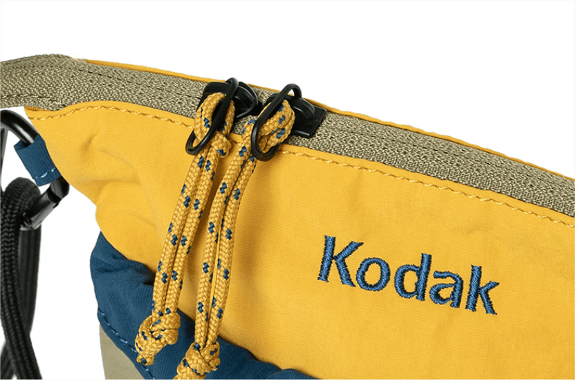 KODAK 輕盈細繩迷你斜背包 卡其色