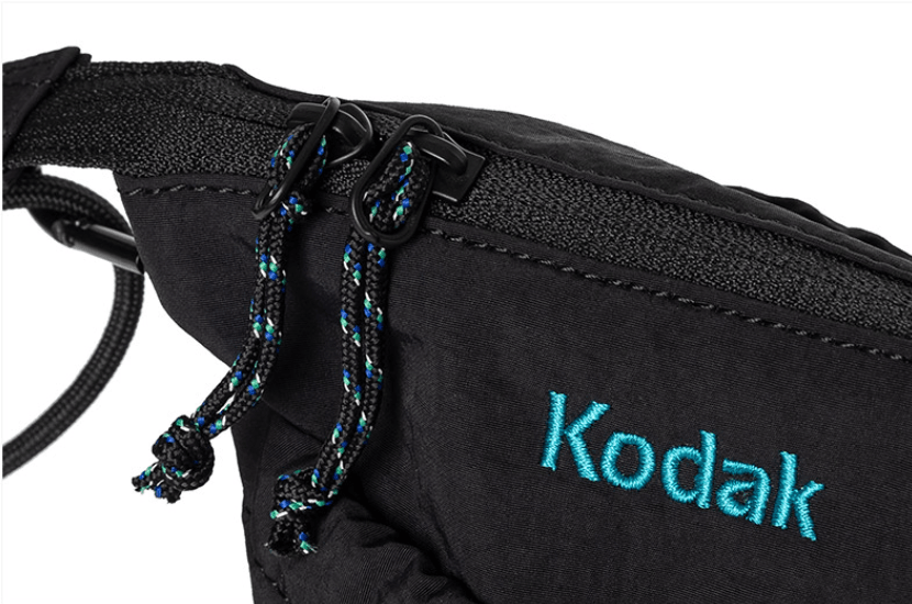 KODAK 輕盈細繩迷你斜背包 黑色