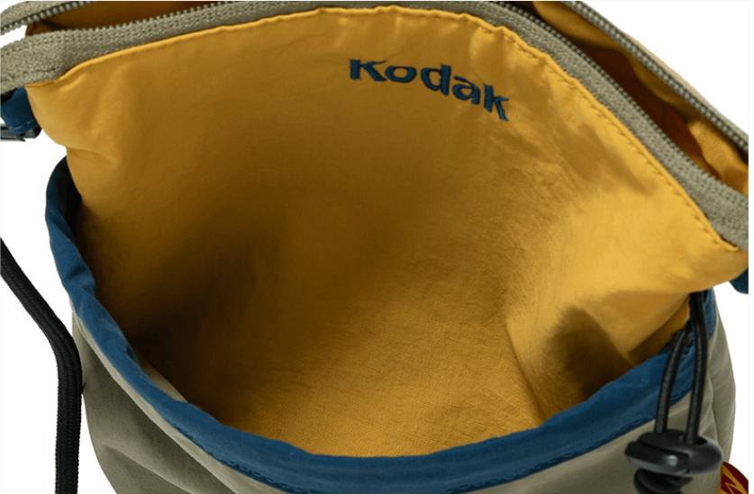 KODAK 輕盈細繩迷你斜背包 卡其色