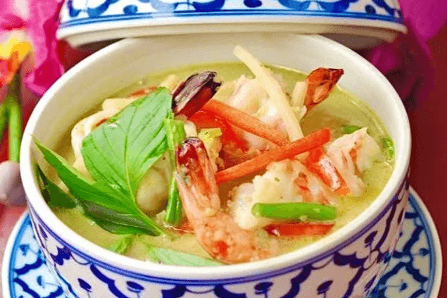 Crevettes au curry vert et au lait de coco