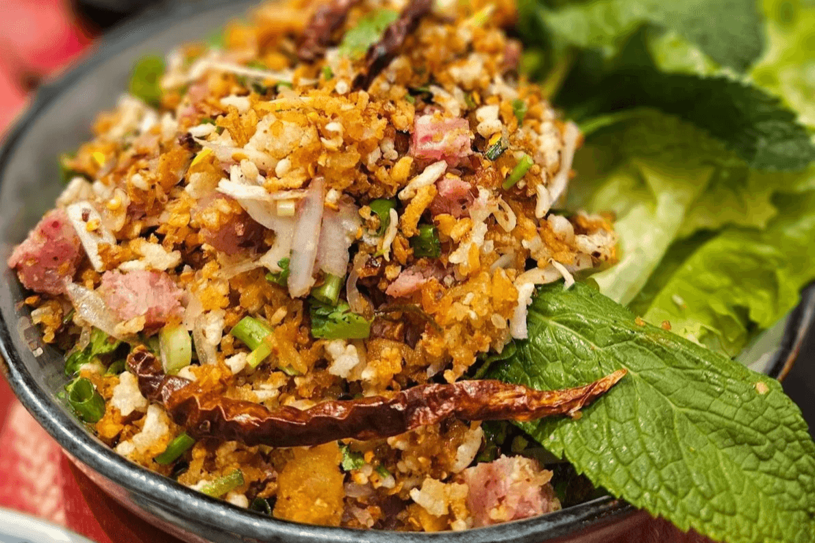 Salade de riz croustillant au porc fermenté 