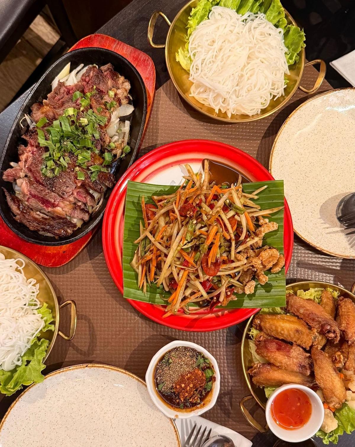 Salade de papaye à la laotien +   Le tigre qui pleure et d'ailes de poulet frites, "le délice ultime".    