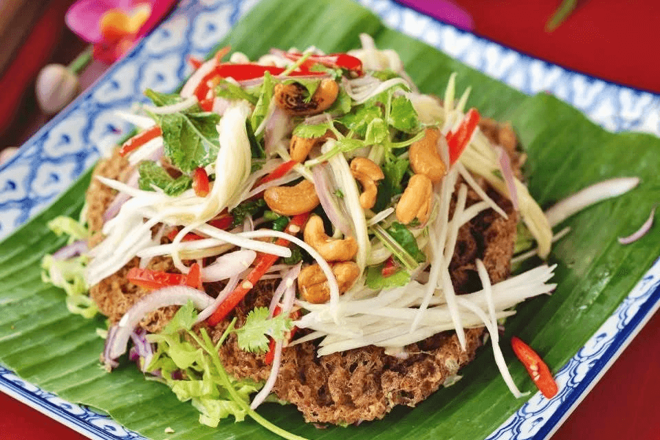 Salade de chair de poisson chat frit   à la mangue verte  