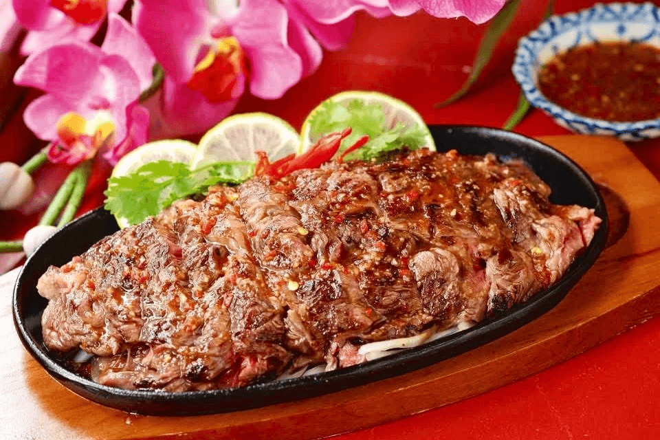 Entrecôte grillé avec la sauce citron