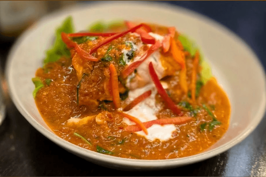 Saumon à la vapeur, sauce curry rouge  