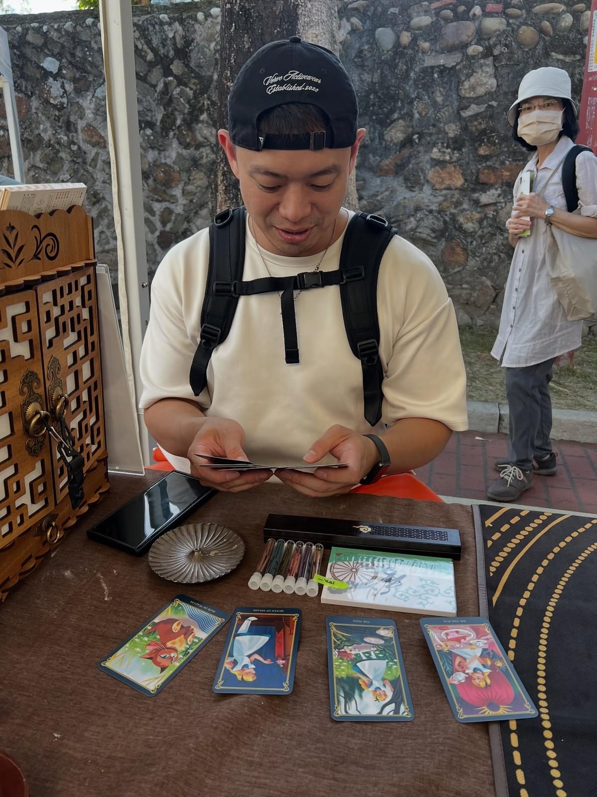 【市集回顧】從熱鬧裡遇見一張牌：「生活靈感占卜」初體驗｜回家-搖滾板橋夢｜板橋市集